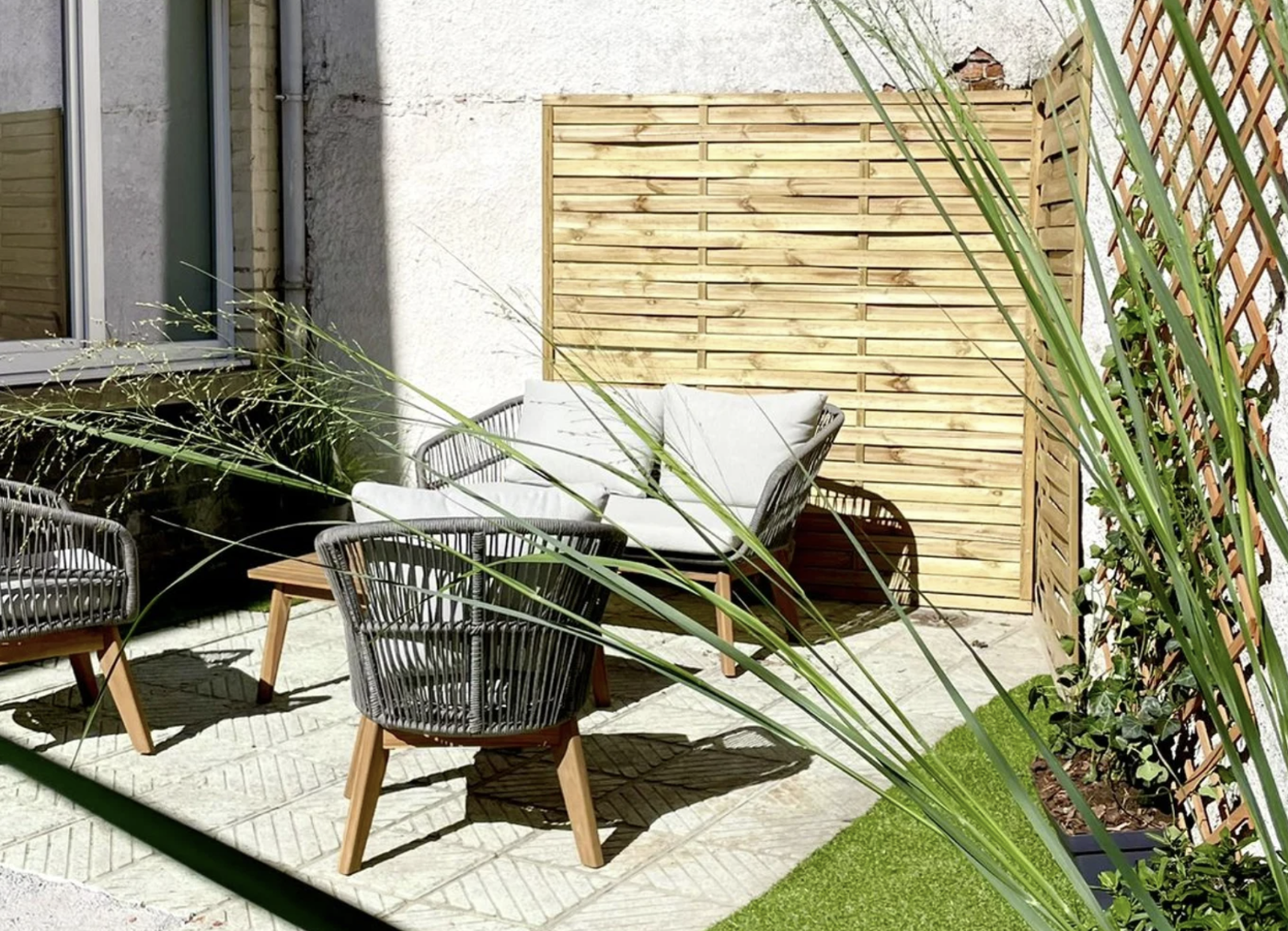 Cour privative du rez-de-chaussée avec salon de jardin